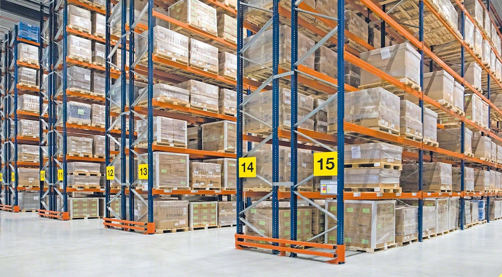 Conventional pallet racking Conventional pallet racking