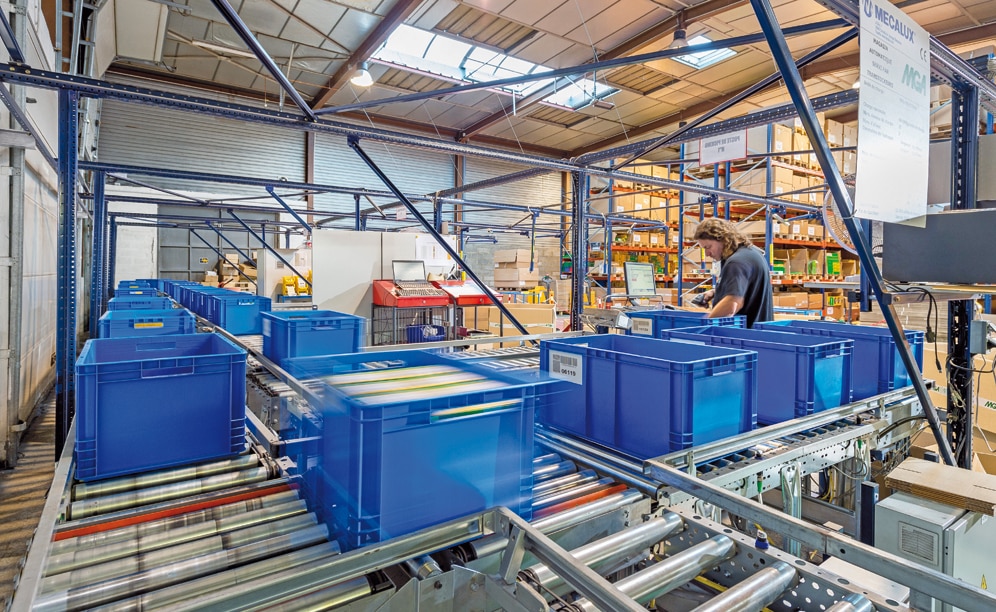 The picking station are located terraced perpendicularly to the main conveyors