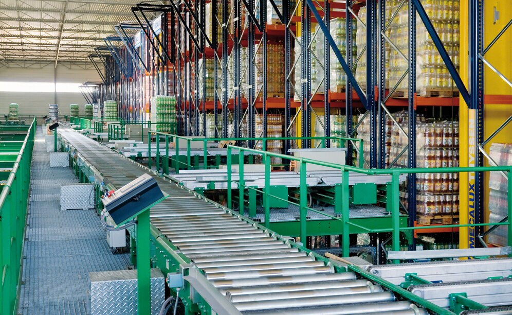 These conveyors are arranged at the upper level is allocated to the input of goods