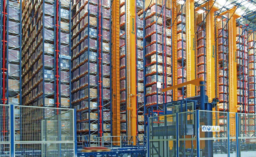 The stacker cranes position the loads strategically in the available spaces