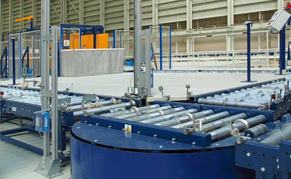 The roller and chain conveyors transport the goods between the different areas in the installation