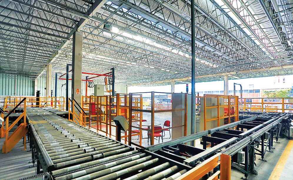 Receipt/dispatch of goods is carried out automatically at the front of the warehouse via a conveyor circuit with rollers and chain