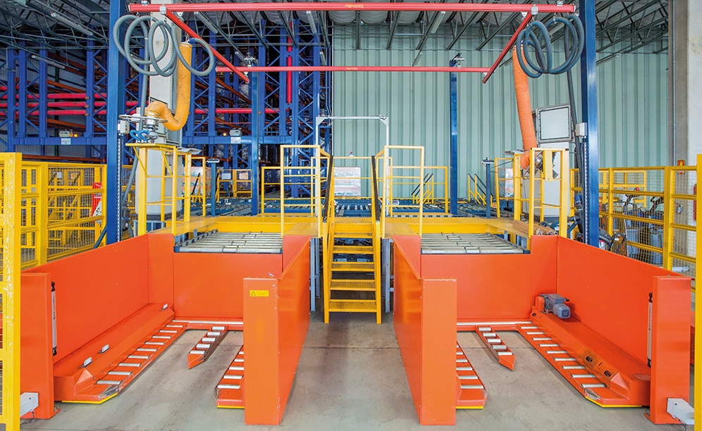At the front of the conveyor system two picking stations were also placed