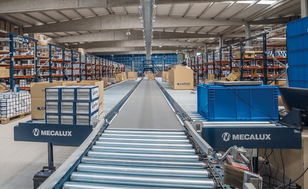 Running through the center of this area is a circuit of conveyors moving at a speed of 148 ft/min and where six large-capacity roller tables are arranged