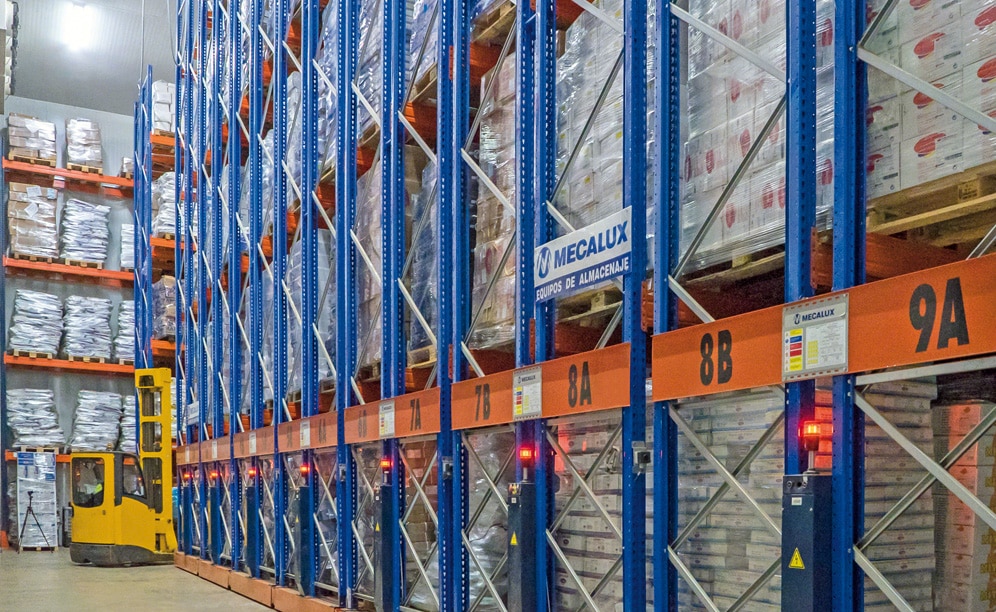 Bajofrío’s logistics centre, capable of storing 6,000 pallets, has been divided into two identical 1,000 m² cold storage areas, which are kept at a temperature of -25 °C