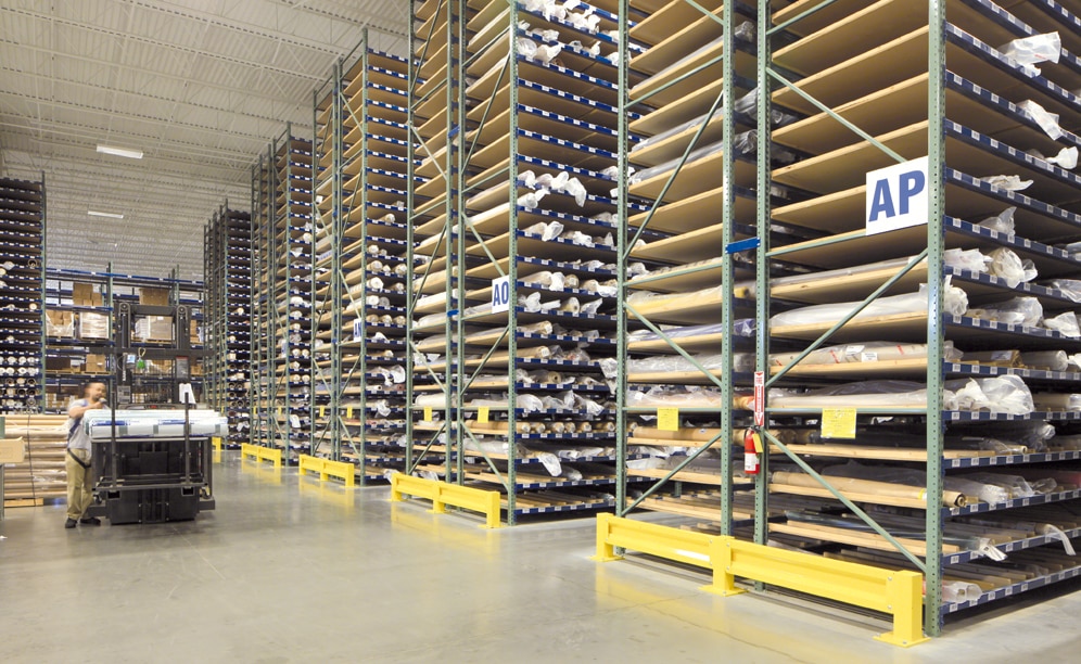 Interlake Mecalux suggested a solution to manage the thousands of fabric rolls housed in the more than 9 m high racking compartments