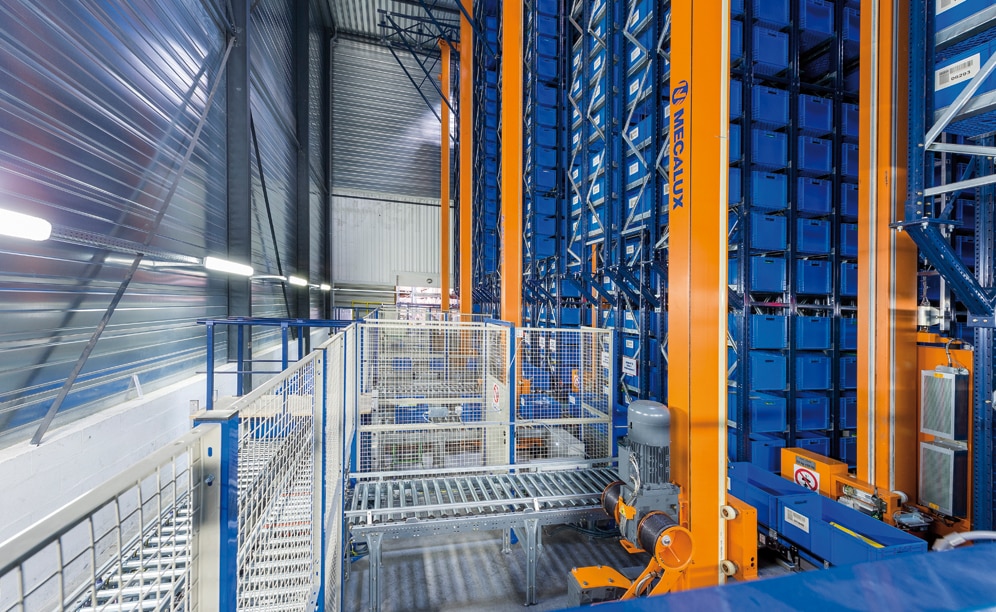 A miniload warehouse with four stacker cranes was installed A miniload warehouse with four stacker cranes was installed
