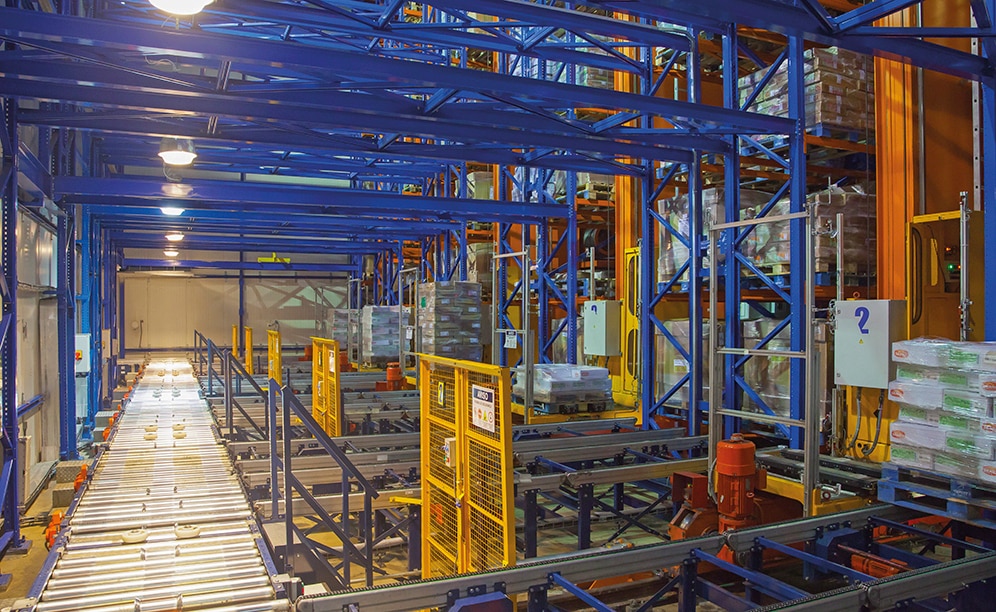 A conveyor circuit with rollers and chains constantly directs pallets to enter and exit the warehouse