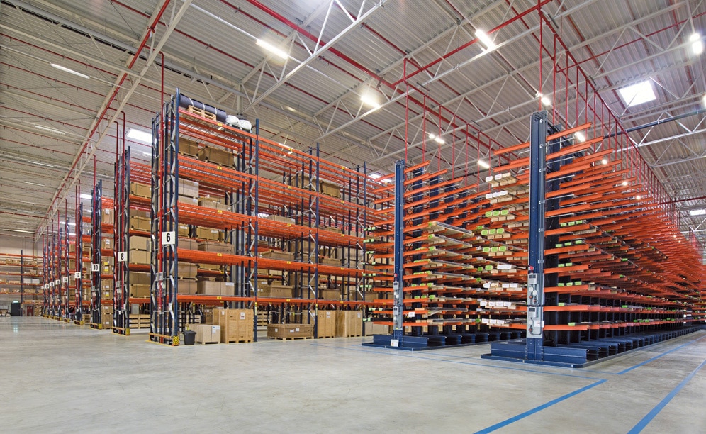 Mecalux has provided conventional and cantilever racking for voluminous and heavy products