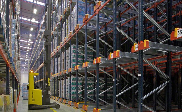 Semiautomatic compact Pallet Shuttle system served by reach trucks