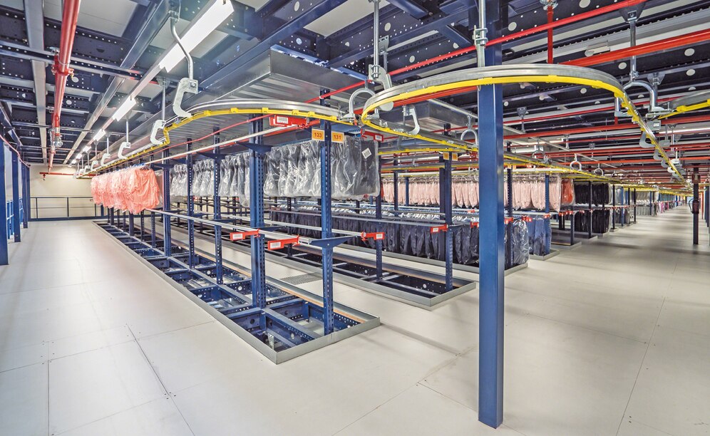 The DHL warehouse has more than 30,000 m of profiles used to hang garments on the racks
