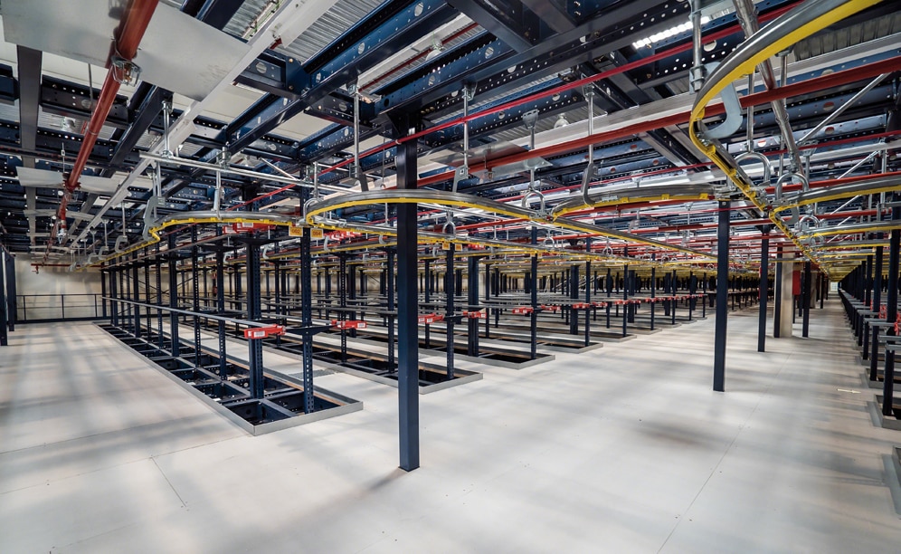 The spaces between pedestrian aisles are protected to prevent garments from falling from one floor to another The spaces between pedestrian aisles are protected to prevent garments from falling from one floor to another