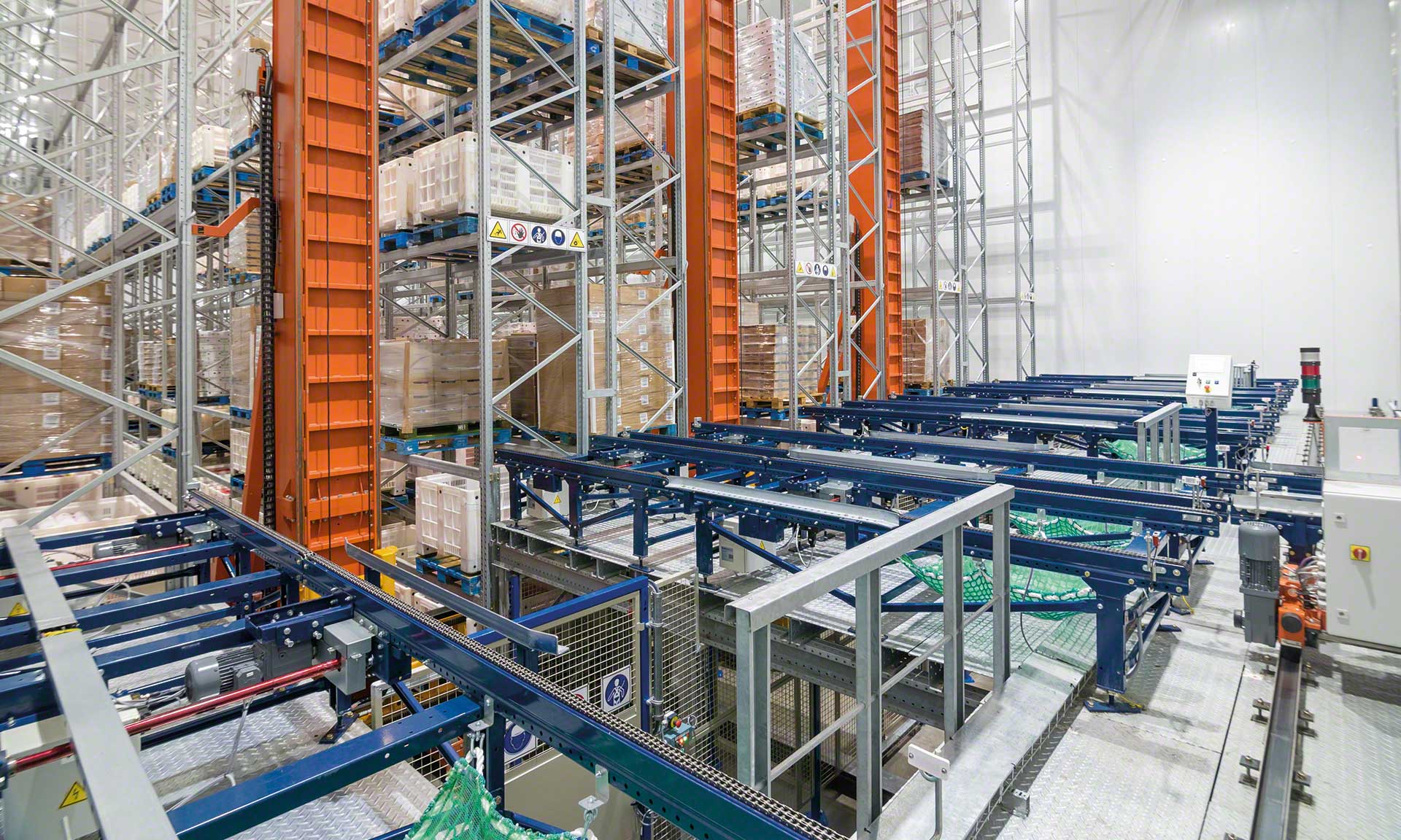 Mecalux has installed an automated warehouse composed of trilateral stacker cranes and a conveyor circuit