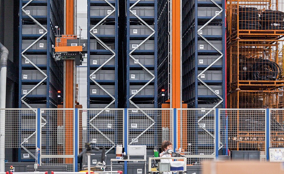 In each of the aisles, a single-mast stacker crane with a single blade extractor was installed