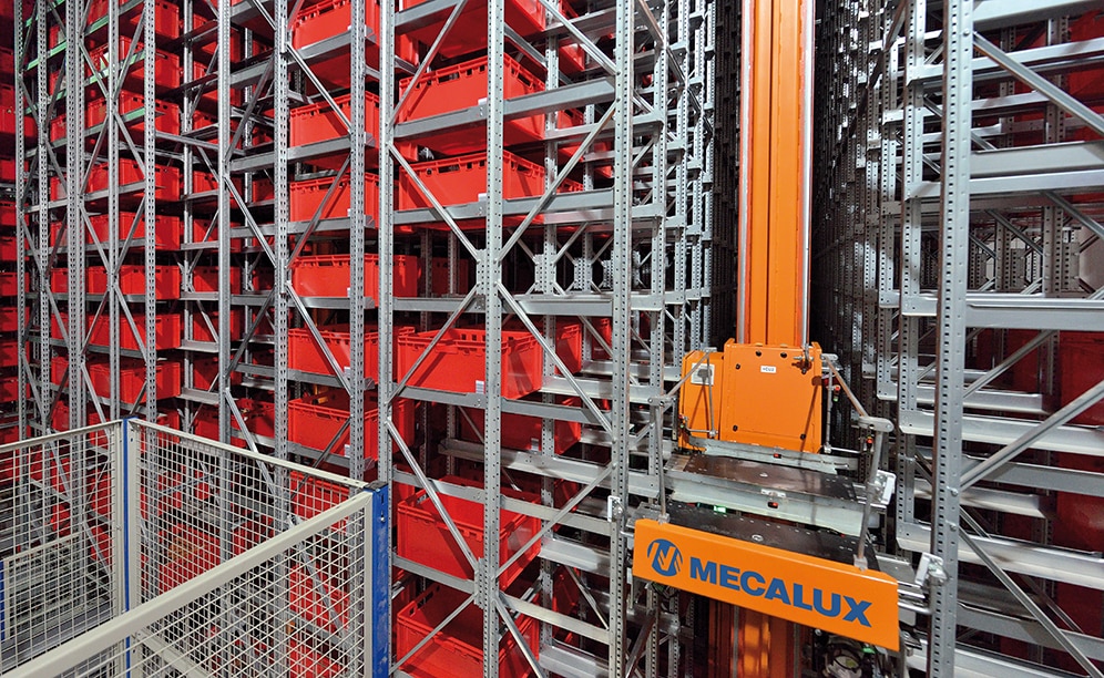 The warehouse equipped with the miniload system, with a total capacity of 19,848 boxes, allows smooth supply of all the picking stations, thus meeting the objective set by ZM Kania