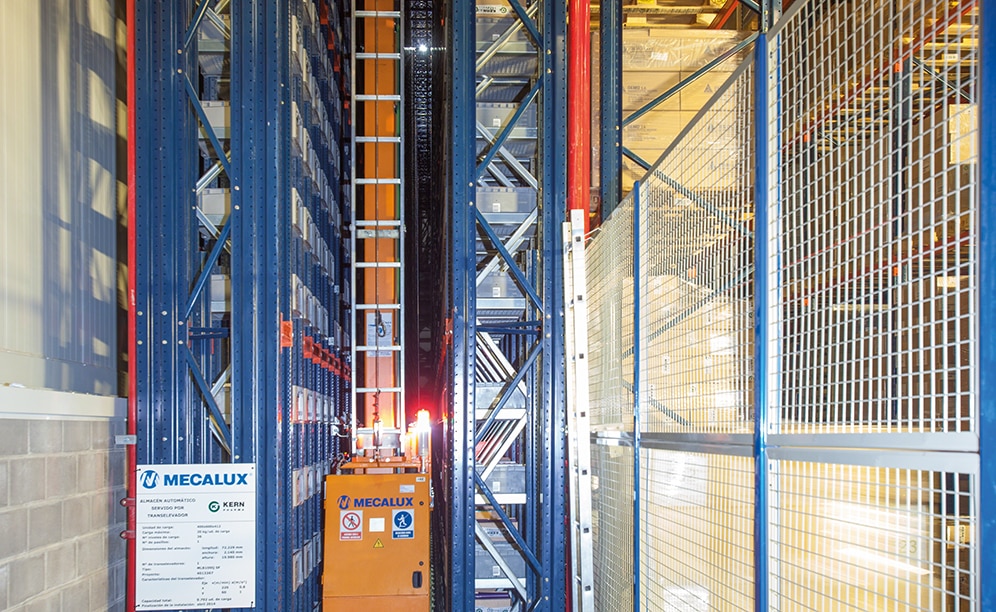 In the warehouse, an aisle was enabled and set Miniload aisle where more than 9,700 boxes are housed