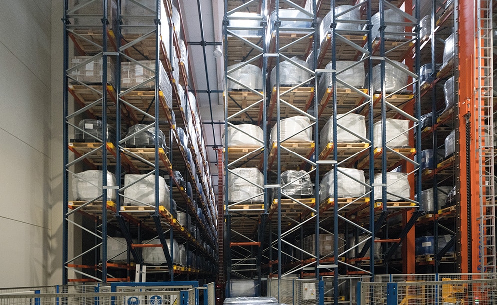 The warehouse is composed of two aisles with double-deep racks on both sides that measure 38 m long and 15 m high