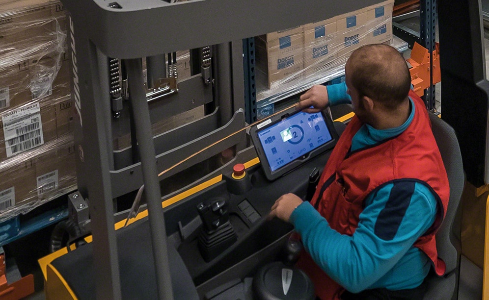 Each tablet can operate any shuttle in the installation via Wi-Fi and through a very intuitive software