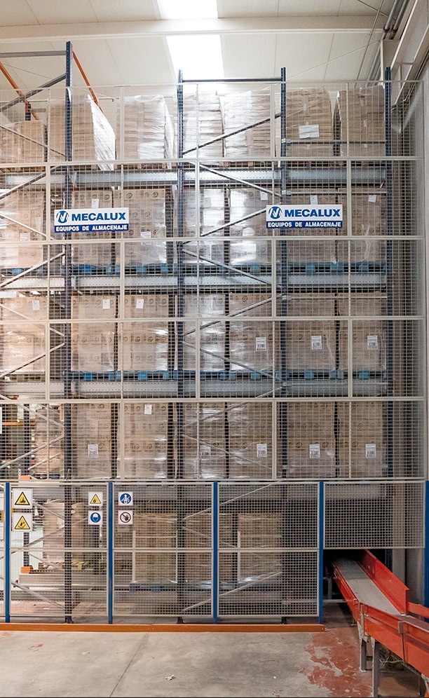 A conveyor crosses the bottom of the racks and connects the warehouse with the picking area